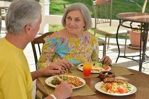 couple eating lunch